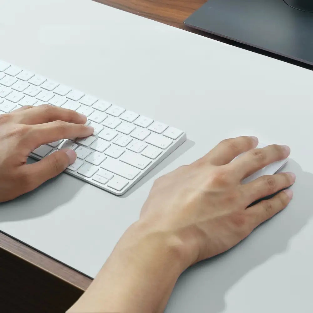 tapis de souris blanc argente en cuir xxl vue de pres