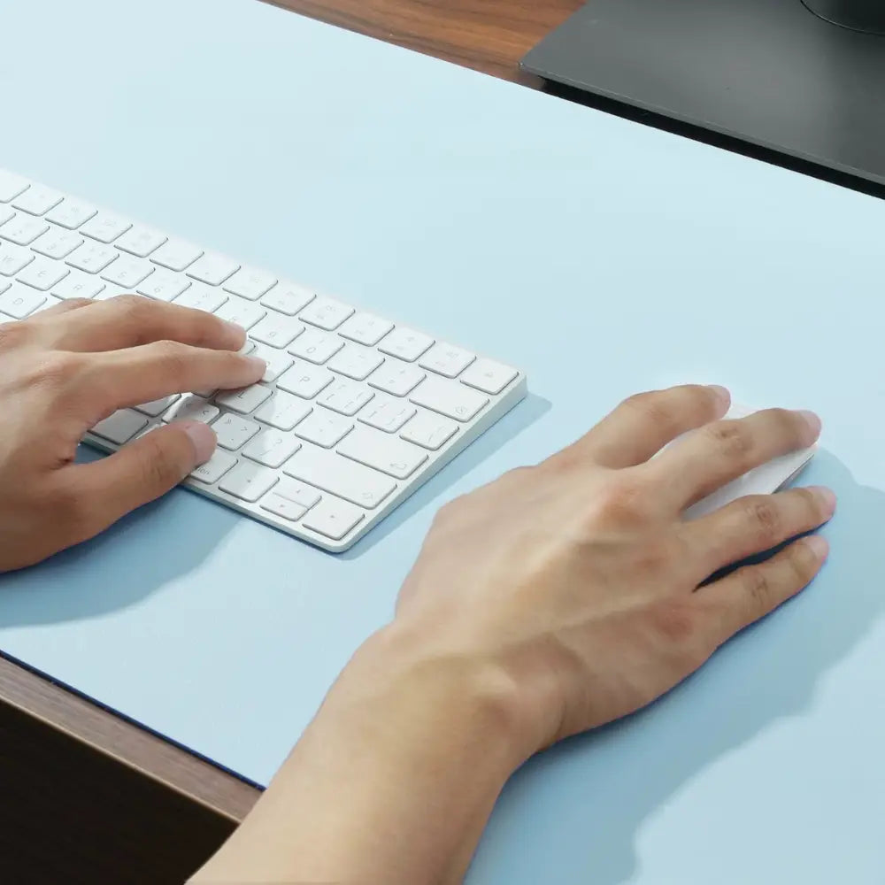 tapis de souris bleu en cuir vue de près