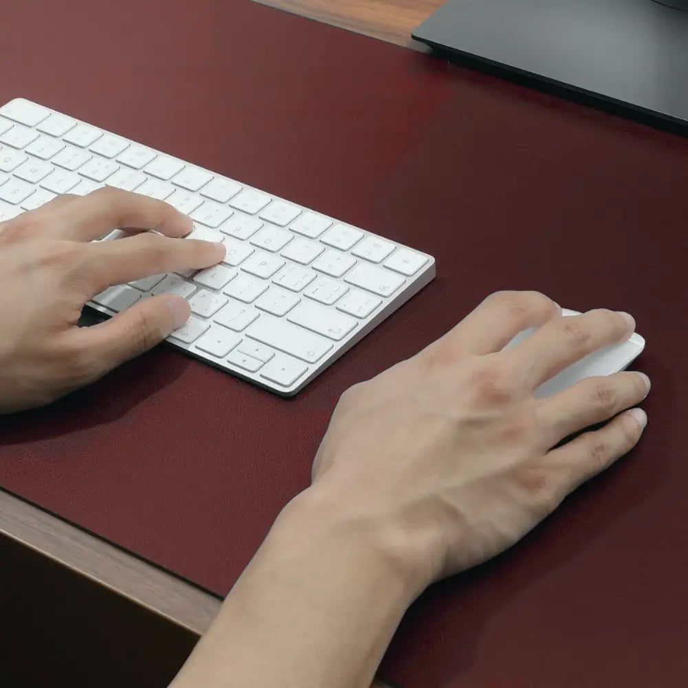 tapis de souris rouge bordeaux vue de près en cuir 