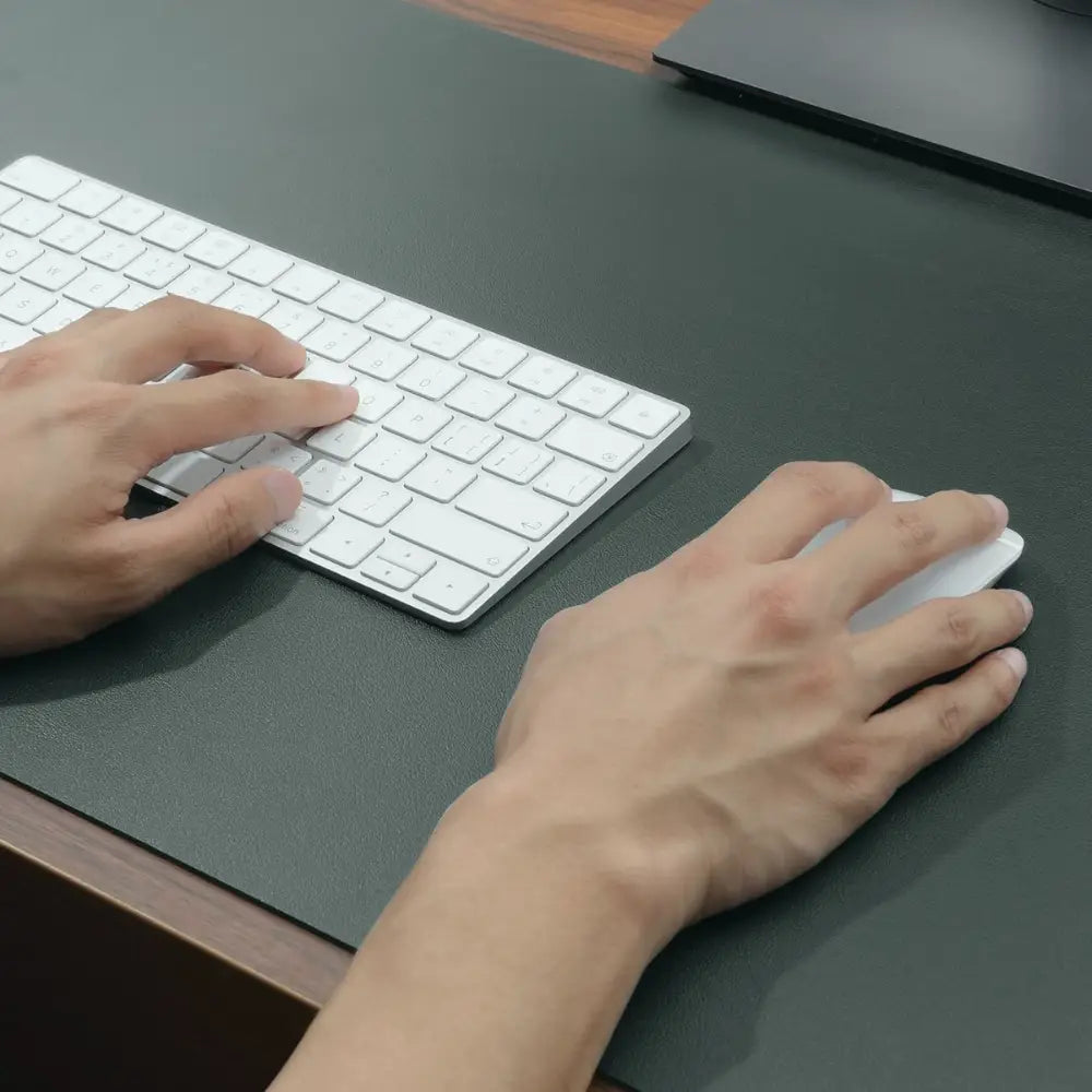 tapis de souris en cuir vert kaki vue de près